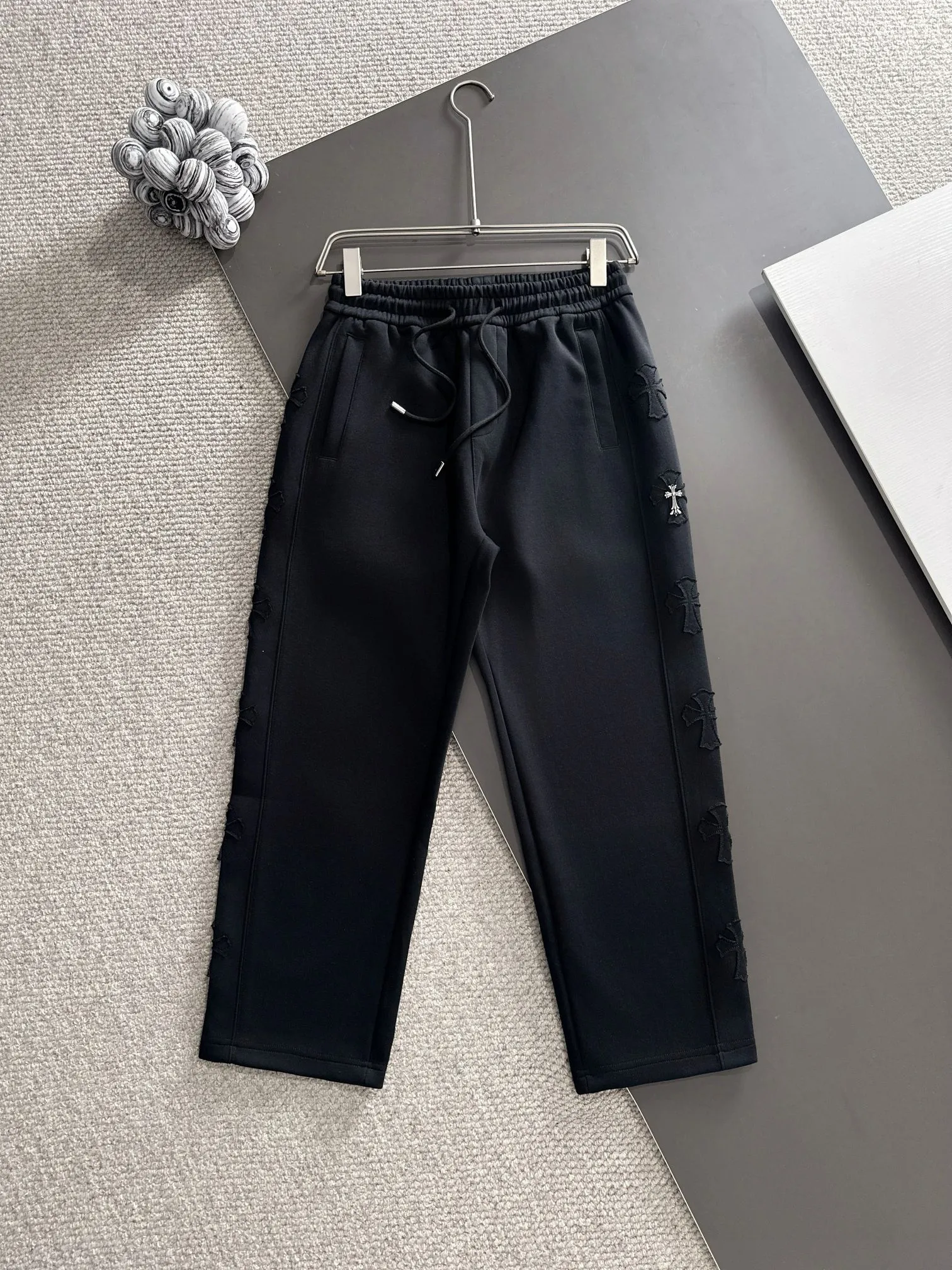 P310 Chrome Hearts* (exclusive quality in the market) hot style 2꯭0꯭2꯭5 new autumn pants ❤ Original ⌚️ high version Chrome Hearts The fabric is made of 380g high-density double-sided Chinese custom fabric. It does not deform or shrink. The three-dimensional drape is amazing. Process introduction: 6 crosses on each side of the side panel. Customized hardware accessories. Color: black SIZE: M-XXXL